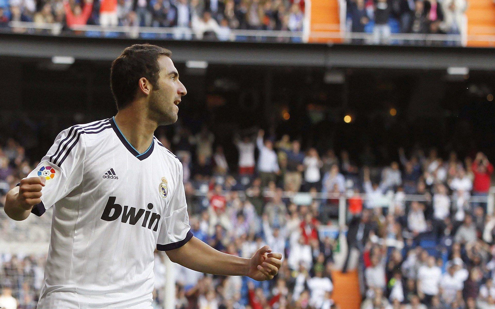 梅西两度任意球中柱 阿根廷补时失守2-2憾平哥伦比亚